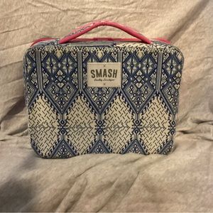 smash brand lunch box. Has dividers, and comes apart for cleaning. Neat box